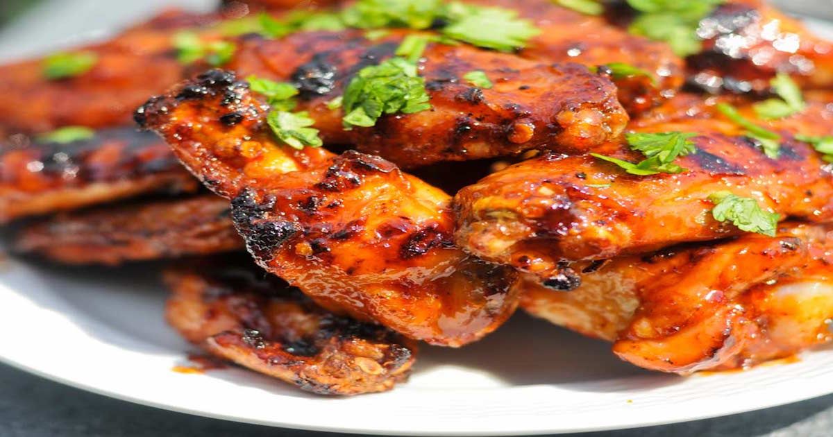 Aromatyczne skrzydełka z kurczaka z sosem barbecue - poczuj się jak na amerykańskim grillu!