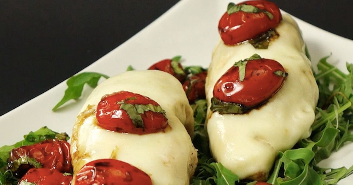 Kurczak Caprese z mozzarellą, bazylią, pomidorkami i octem balsamicznym