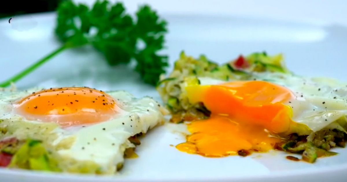 Jajka sadzone z cukinią i bekonem sprawią, że zjesz jedno z najlepszych śniadań w swoim życiu!
