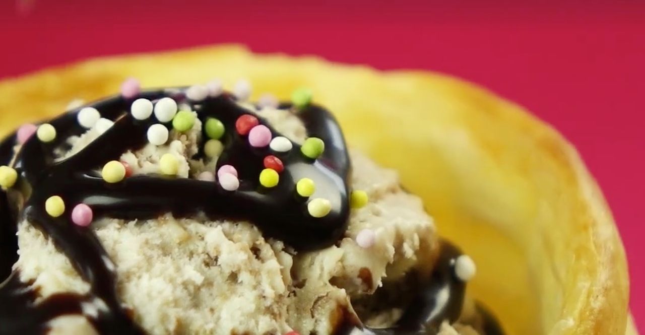 Domowe lody z KitKat'em w rożku z ciasta francuskiego