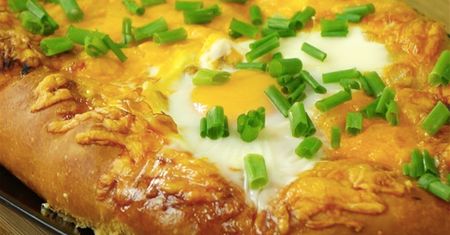 Zapiekane ciasto z mozzarellą, suszonymi pomidorami, wołowiną serem i jajkiem