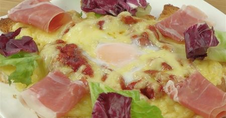 Niezwykłe tosty z sosem bolognese, serem, jajkiem, szynką i sałatą