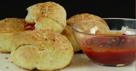 Pyszne pieczone bułeczki nadziewane mozzarellą, salami i sosem pomidorowym