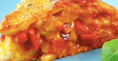 Zawijaniec z sosem pomidorowym, pepperoni, papryką, serem i bazylią
