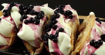 Pyszna tortilla na słodko z herbatnikami, nadzieniem sernikowym i owocami