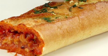 Bagietka faszerowana pysznym farszem z mięsa mielonego