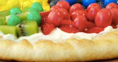 Tarta M&M's ze świeżymi owocami