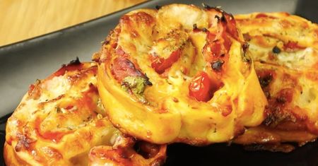 Pyszne pizzerki z szynką, bazylią, pieczarkami, pomidorkami, oliwkami i ananasem