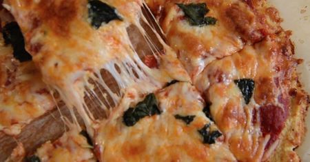 Pyszna pizza kalafiorowa o niskiej zawartości węglowodanów. Znacznie zdrowsza, ale równie smaczna!