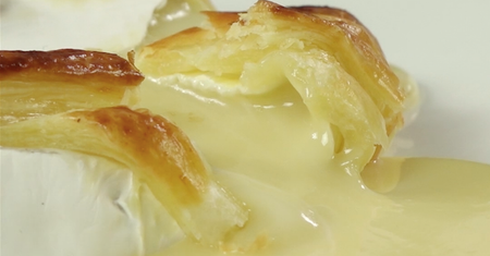 Rozpływający się brie w cieście francuskim z oliwkami i pepperoni