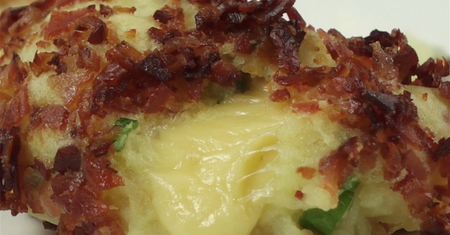 Pieczone kuleczki ziemniaczane z boczkiem, szczypiorkiem i rozpływającym się żółtym serem