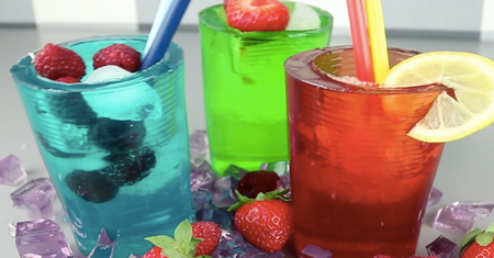 Kubeczki z wódki i galaretki. Alkohol podany w ten sposób z pewnością zaskoczy twoich znajomych!