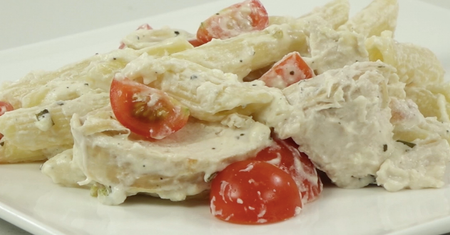 Penne w sosie śmietanowym z kurczakiem, pomidorkami i kozim serem