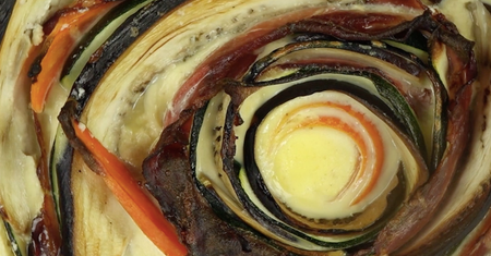 Pyszna tarta z warzywami, szynką szwarcwaldzką i mozzarellą
