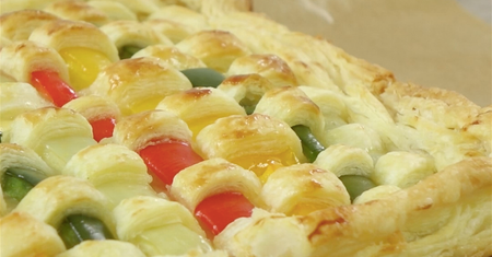 Pyszna szachownica z ciasta francuskiego, papryki, szynki i mozzarelli