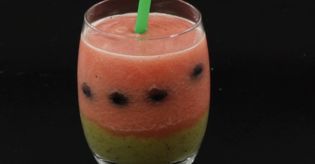 Pyszne smoothie o smaku arbuza i kiwi z dodatkiem borówek i alkoholu