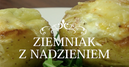 Pieczony ziemniak z boczkiem, śmietaną, jajkiem i żółtym serem. Pycha!