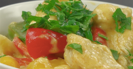 Penne z kurczakiem, papryką, serem żółtym i pietruszką