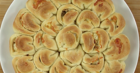 Zapiekane pierożki z mięsem mielonym i żółtym serem