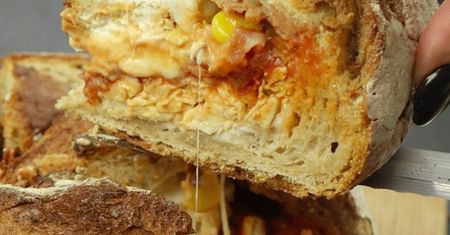 Pieczony chleb faszerowany kurczakiem, szczypiorkiem, boczkiem, serem i kukurydzą