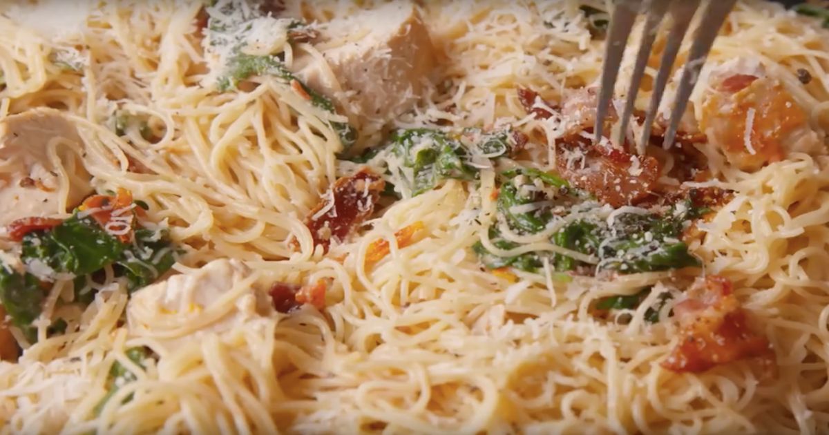 Wyśmienite spaghetti z bekonem, szpinakiem, pomidorem i parmezanem. Idealny pomysł na obiad!