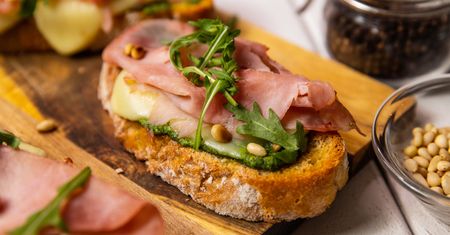 Crostini cotto z pesto z rukoli