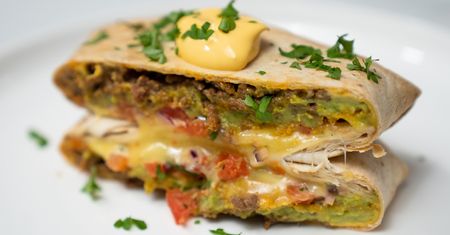 Tortilla z mięsem mielonym, guacamole i nachosami. Jak zrobić meksykańskiego wrapa?