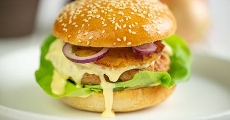 Tropikalny i kolorowy burger z indykiem