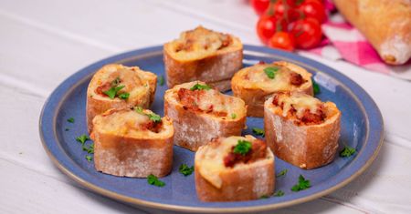 Bagietka z mięsnym farszem