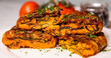 Omlet owinięty boczkiem