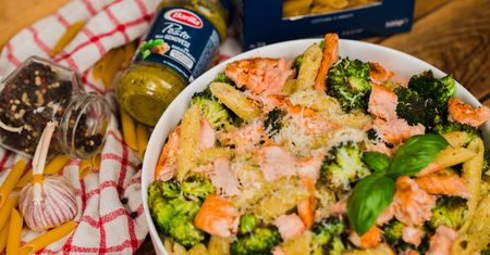 Makaron penne z pesto i łososiem