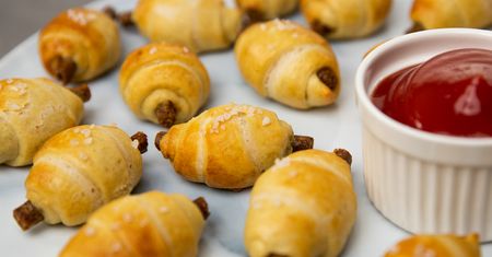 Mini rogaliki z ciasta drożdżowego z kabanosami