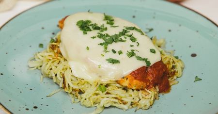 Kurczak na zoodlowanych ziemniakach