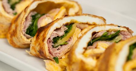Jajeczna tortilla ze szpinakiem, szynką i serem