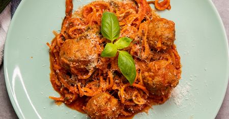Warzywne spaghetti z sosem pomidorowym