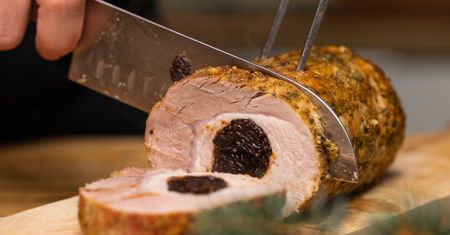 Schab pieczony faszerowany wędzoną śliwką
