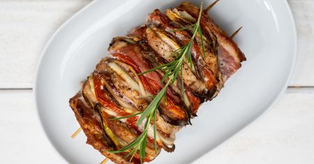 Schab hasselback z pomidorami. Nacinany i nadziewany schab na obiad