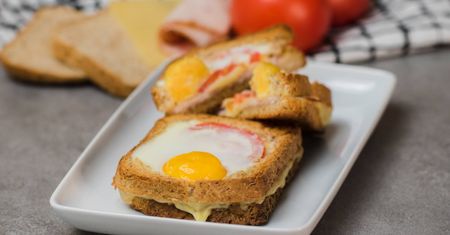 Śniadaniowe tosty z pomidorem