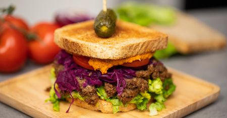 Wegańska kanapka a'la pastrami