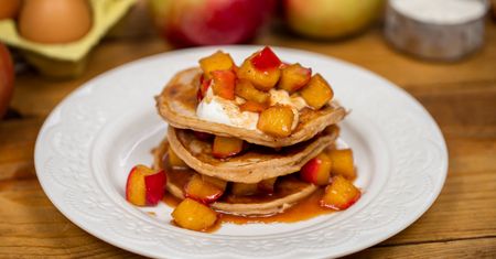 Pancakes z karmelizowanymi jabłkami