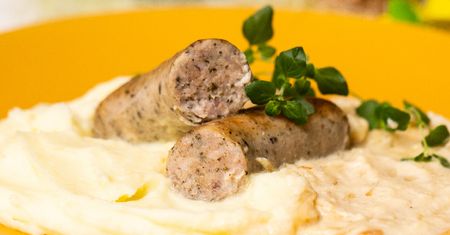 Biała kiełbasa pod chrzanowym beszamelem