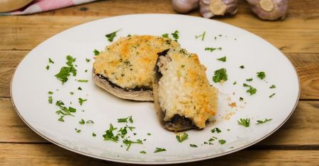 Pietruszkowe risotto z kruszonką podane w pieczarkach
