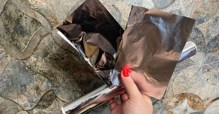 Matowa i błyszcząca strona folii aluminiowej. Każda z nich ma inne zastosowanie