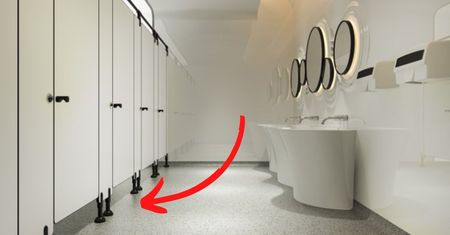 Zaskakujący powód, dla którego drzwi w toaletach publicznych są „za krótkie”