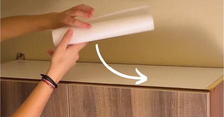 Wystarczy papier do pieczenia, a Twoje szafki kuchenne będą czyste jak nigdy