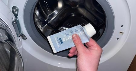 Kiedy zużyję ten produkt, rozcinam jego opakowanie, a ono czyści moją pralkę lepiej niż profesjonalny detergent!