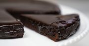 Szybkie, wilgotne ciasto czekoladowe z polewą. Jak zrobić w blenderze?