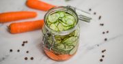 Sałatka szwedzka w słoiku – przepis. Jak zrobić zalewę do ogórków?