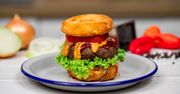 Burger bez bułki. Jak zrobić z krążkami cebulowymi i śmietankowym sosem?