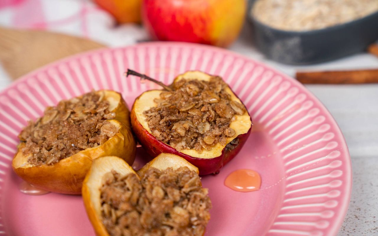 Pieczone jabłka z granolą. Jak zrobić domową granolę? Słodka i zdrowa przekąska na zimowe wieczory